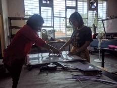 There dan Thia dari Divisi Program dan Event Volunteer FabLab Bandung sedang membantu membantu memotong stiker