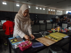 Ambarina, Intern di bagian HR FabLab Bandung turut membantu