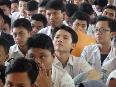 Para siswa kelas 12 SMK Negeri 14 Bandung mendengarkan presentasi dari FabLab Bandung