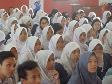 Para siswa dan siswi kelas 12 SMK Negeri 14 Bandung mendengarkan presentasi dari FabLab Bandung