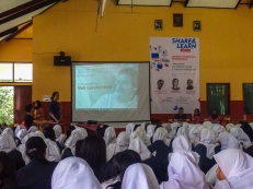 Presentasi bagian pertama dibawa oleh Fariz Volunteer divisi Marketing