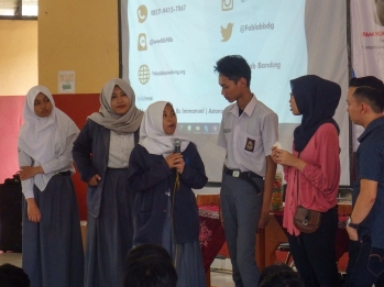 Satu dari beberapa siswa dan siswi SMK Negeri Bandung bertanya kepada FabLab Bandung