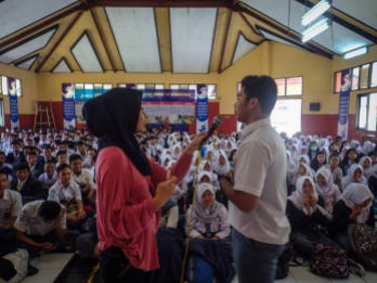 Salah seorang siswa sedang bertanya di hadapan para siswa dan siswi SMK Negeri 14 Bandung