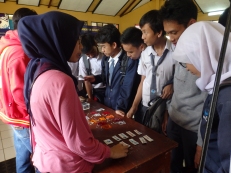 Para siswa dan siswi SMK Negeri 14 Bandung mengunjungi bagian display merchandise FabLab Bandung