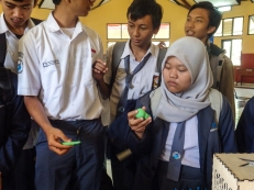 Para siswa dan siswi sedang memperhatikan produk hasil 3D Printing FabLab Bandung