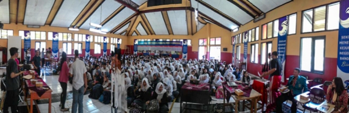 Suasana di Aula SMK N 14 Bandung di saat Goes to School FabLab Bandung berlangsung